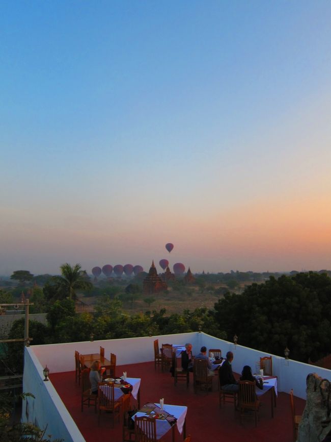 遠くのほうには気球が上がるのが観れます。