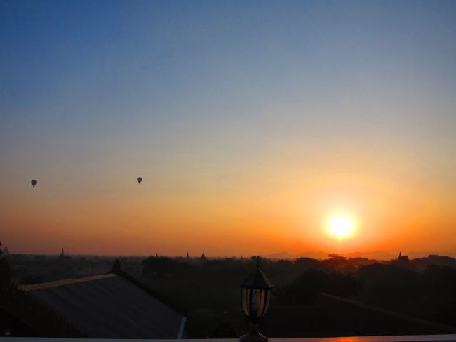 気球が朝日に近づいていきます。<br />本当に贅沢な時間でした。<br />何回もカメラのシャッターを押してしまいます。