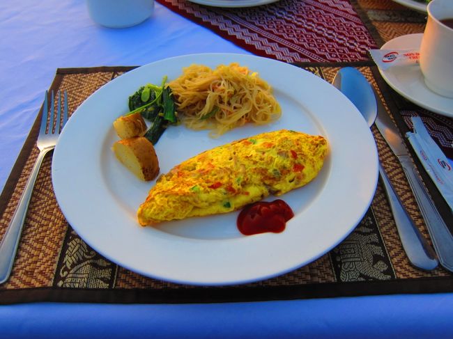 朝日を見ながら朝ごはん☆<br /><br />何度も言いますよ。<br />じゃいこちゃん達本当にこの日は予約してないんです。<br />朝日見て帰ろうかなって思ったら、スタッフの一人が<br />“ご飯たべないの？”って聞いてくれた、<br />正直に今日は予約してないこと伝えたら・・・<br />“食べてもいいよ”だって。<br />超ラッキーです。<br />何度もミャンマー人の優しさの恩恵をうけてしまいました。<br /><br />しかも、ガッツリいただきます。