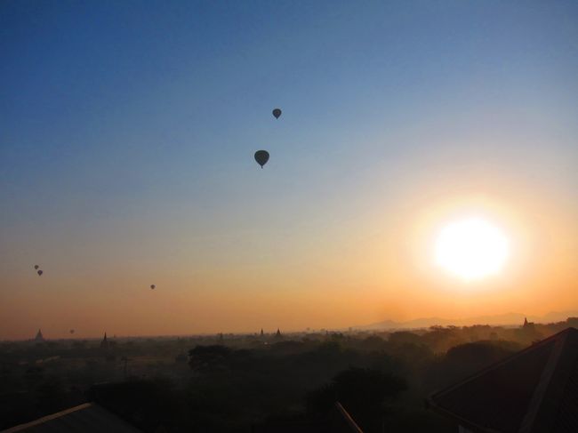 朝日を見たら、休憩します。<br /><br />夜行列車であんなに爆睡したのにまだまだ寝れます。<br />ベッドに入ったら二人で爆睡。<br />どうやらお昼過ぎまで記憶がありません。<br />