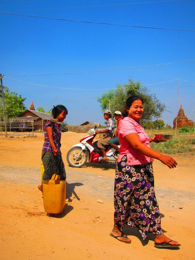 お昼まで寝たら、のんびり起きだし、行動開始。<br />この日はホテルのレセプションで馬車をチャーターしました。<br />半日で１７０００チャットぐらいだった気がします。<br />馬車が来るまで、２０分ぐらい。<br />ホテルの外に出て外の世界を探索。<br />村人発見☆<br />ホテルの真横の家の人はどうやら水道がないらしく、近くの井戸まで水汲みに行ってました。<br />ちょっと散歩でこの人ついていっておうちちょっとだけ見せてもらいました。<br />ヘヘッ・・・会話できなくても本当にやさしく、こんにちは〜って言ってくれるし、中も気さくに見せてくれました。<br />常に笑顔で生活できるってうらやましい☆