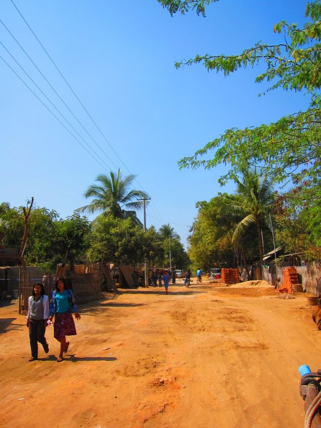 どこぞやの村を突き抜けていきます。<br />の〜んびり☆
