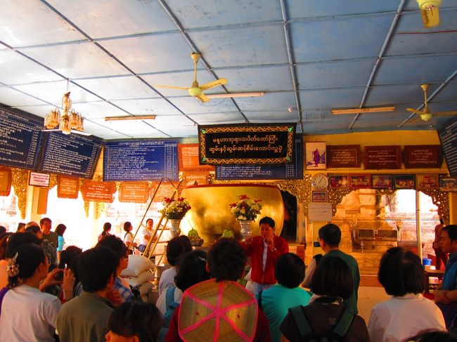 今日の観光はガイドさんお勧めでいきます。<br /><br />まずはマヌーハ寺院から。<br />寺院に行くとちょこっと英語でガイドしてくれて、後は好きなように行ってこいと待っててくれます。<br />ここの説明は・・・大きな鐘の中にお金入れてこいよって言われました。<br />ので、観光客が多いときはやめて後で入れてきました。