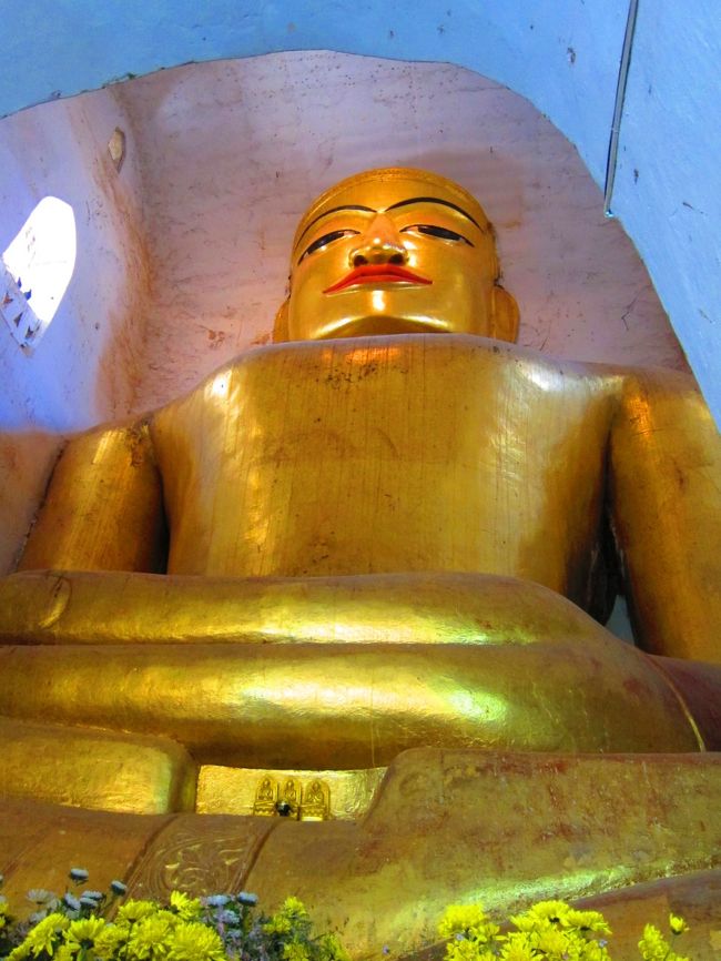 マヌーハ寺院の裏にある仏像です。