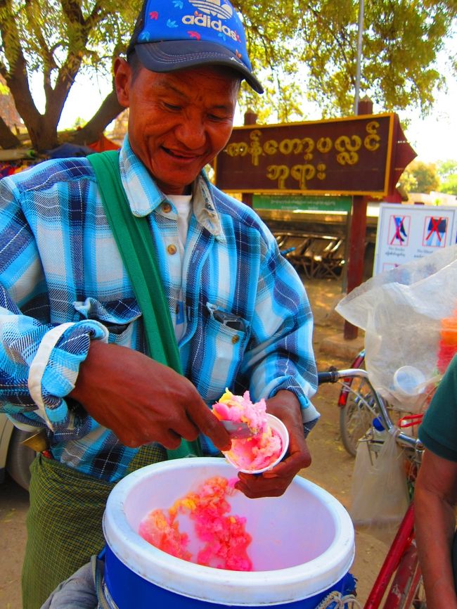 アイスクリーム屋発見しました。<br />カラフルすぎるアイスですが、少し休憩＆ちょっと興味あったので、買ってみました。<br />でもね、とっても残念な味だったんです。<br />ただただ甘いだけの味・・・。<br />残念だったので、そこらへんのありさんにプレゼントしました。