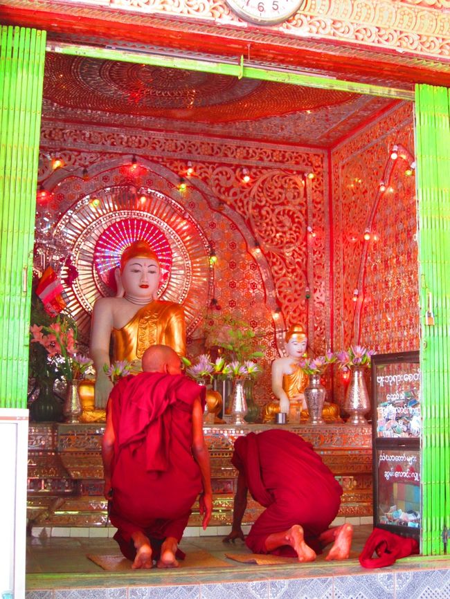 お参りするお坊さん達発見しました。<br />なんともキラキラ・ピカピカな仏像です。<br />日本の仏像とは厳か具合が違いますね。