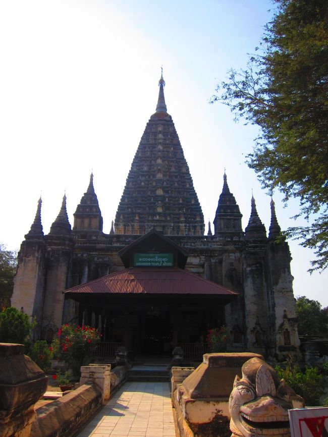 インドのブッタガヤーにゆかりがあるマハーボディーパヤー。<br /><br />他の寺院の建築様式と明らかに違うので目立ちます。<br />