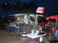 夕食はタヒチ名物ルロットです。食事をいただいたのはCHEZ MARIE。

雨が降っていて、あまり考えずに選んだお店ですが、偶然にも9年前にタヒチに

来たときに食べたルロット。