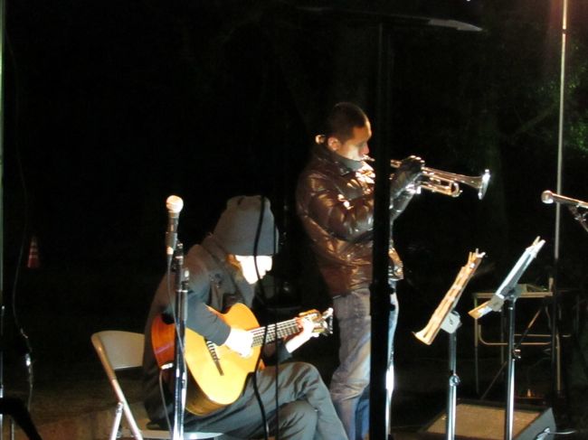 会場の手前の浮雲園地という広場でしんみりと「夜参りライブ」なるものをやっていた。<br />うーん、ちょっと寂しすぎるなぁ、観客も少ないし。<br />私たちも立ち止まらず会場に向かってしまった。<br />『見上げてごらん夜の星を』<br />を演奏していたけれど、それ自体は良い曲なんだけどこの場合は違う曲の方が良かったような。<br />可哀想だけど〜寒そうな感じがした。<br />