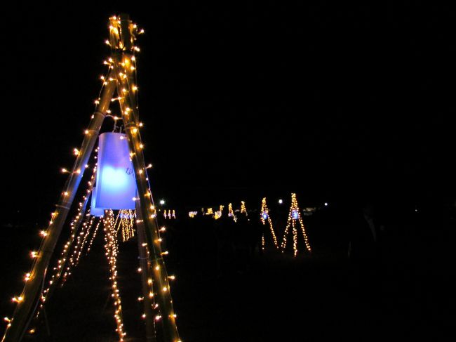 松明のような明りのアーチを通って新公会堂へ。<br /><br />この道もあまり人はいない、、、私たちにはちょうど良かったけど、なら瑠璃絵開催本部としてはもっと賑やかな方が良いんじゃないかしら。