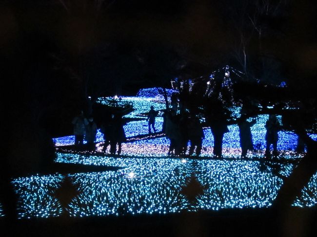 オレンジ色の回廊から写したらシアワセな人々が写っていた。