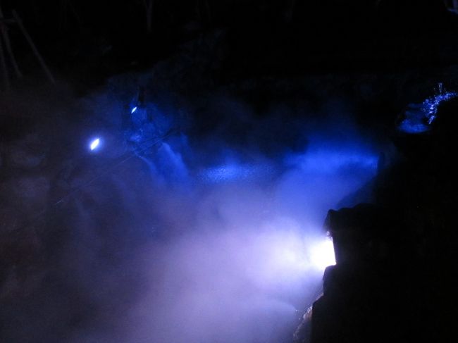 「あら温泉みたい」<br />なんてムードのないことを言ってしまったわ。<br />ブルーの霧でしょうか・・・<br /><br />様々な工夫を凝らしていますね。