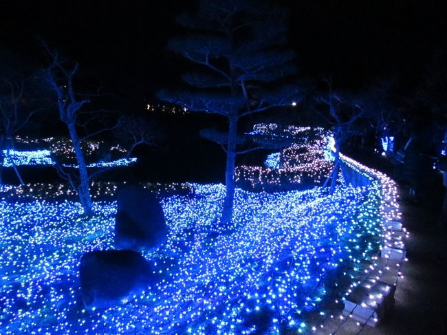 オレンジ色の回廊を抜けると新たな世界が広がります。<br /><br />こちらは日本庭園っぽい風景。