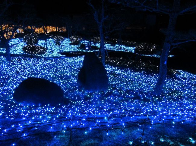 遠くに見えるオレンジ色の明りは今通ってきたオレンジ色の回廊です。