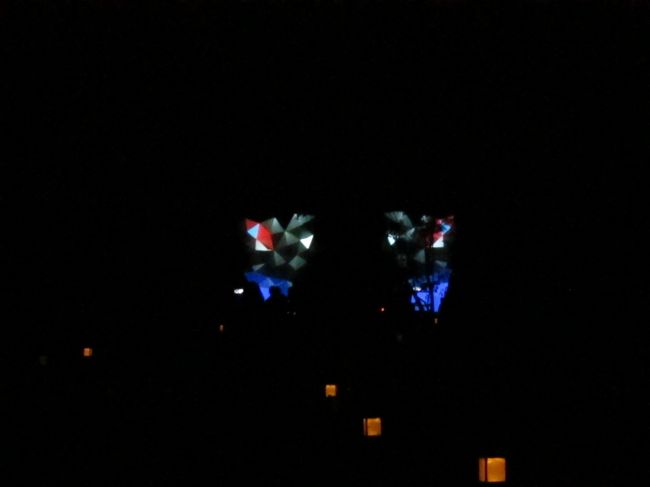 遥か彼方に妖しい灯りが!