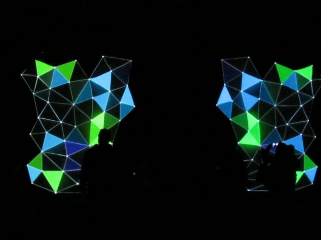 近づいて見ます。<br />これが『光の夜神楽』なのでしょうか?