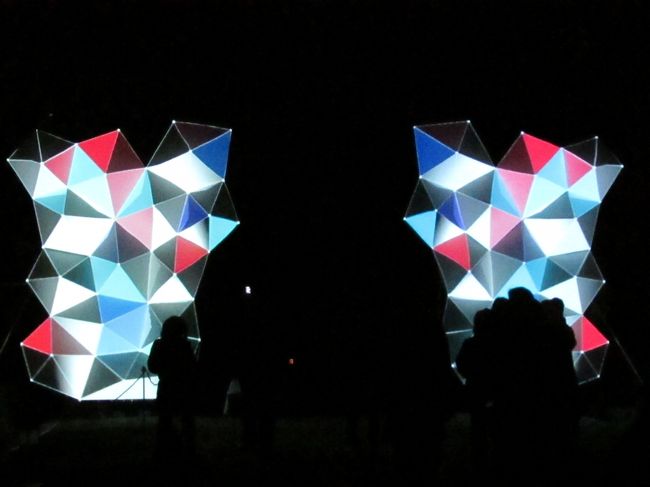 万華鏡のように変化する『光の夜神楽』ここで写真を撮って満足して引き返す人が多かったです。