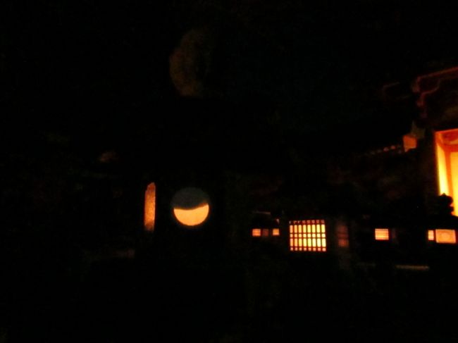 暗闇を背景に提灯や灯篭の灯りたちが面白い文様を描いています。