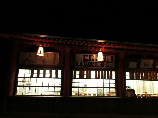 社務所では片付けが始まっていました。<br /><br />社務所の白い電球は蛍光灯かしらね?<br />明るすぎ。