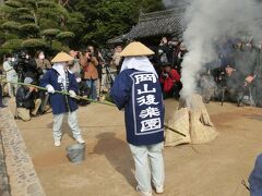 おばさんと若い女性の2人による
岡山後楽園
の菰焼き