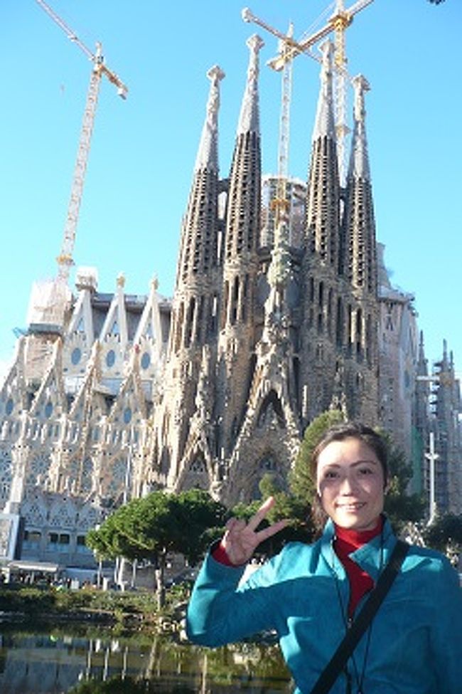 １年前も同じ場所で同じJKで同じバッグで撮りました。<br />サグラダファミリア、外装は変わりがわかりませんが、<br />内装は大分進んでましたね。