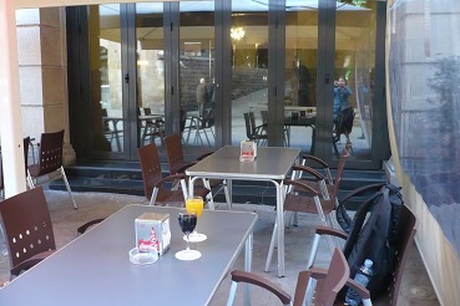 ウナ　コパデビーノ　ティント<br />イー　スーモデナランハ、<br />イー　ガンバスアヒーリョ♪<br />美味しかったです！<br />