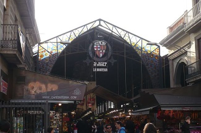 メルカドへ。<br />中のBarで飲もうとしたけれど、<br />席もなかったし、ちょっと魚臭くて。。。