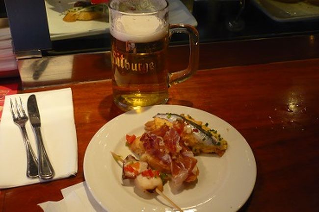 ウナ　カニャ、<br />ピンチョス（プルポ、ハモンセラーノ、ボケローネスウェボス）<br />その他、<br />ビーノティント２杯<br />カフェコンレッチェ<br />１時間ばかりを過ごし、約５時間の自由散策を終えました。<br />万歩計があったら、一体どの位歩いたことか。<br />しかし、裏路地の建物や港での休憩（カップルを横目に）<br />疲れも知らず、楽しかったです。