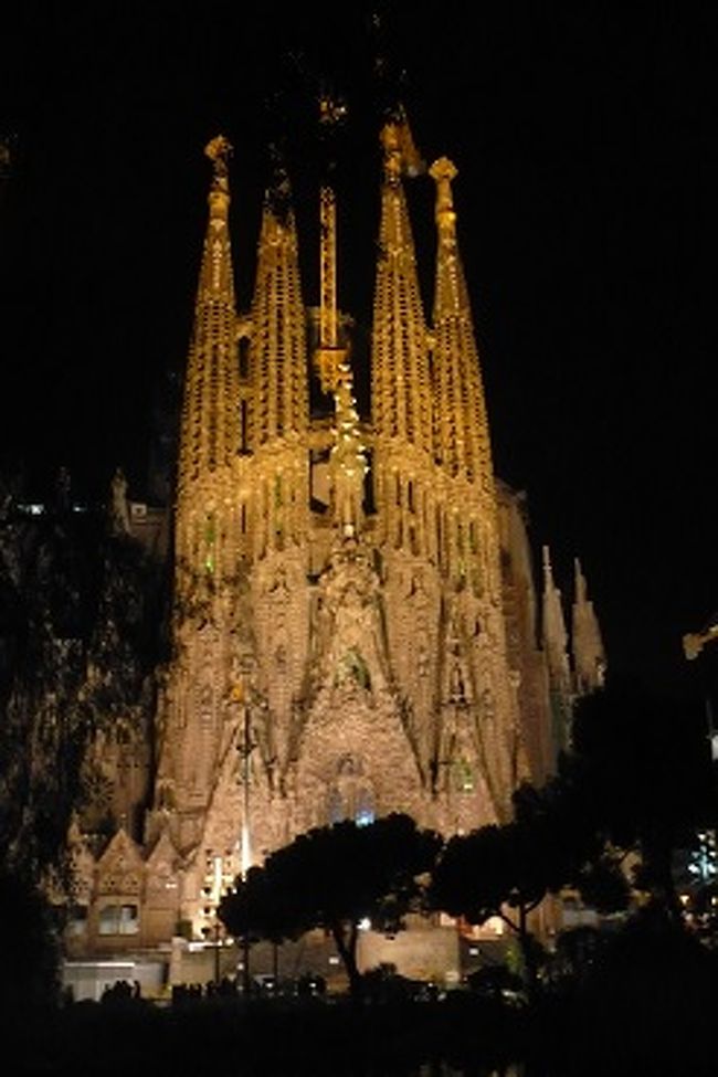 ライトアップされたサグラダファミリア。