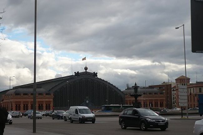 マドリード、再び。<br />プラド美術館付近、散策にて。<br />きっと駅ね。