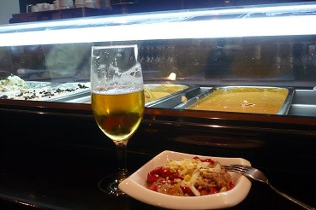 2カーニャ、<br />食べたいものが全部Noだったので、<br />エスト　ポルファボールで頼んだタパスが美味しかった！！<br />パプリカと玉ねぎのラタトゥイユみたいな？！<br />一人でカウンター席にいましたが、<br />凄く混雑してきて大繁盛のお店です。<br />忙しい中、変なスペイン語にお付き合い下さり、<br />（グワポなカマレーロ）感謝です。<br />しかし、時間が足りない；；<br />３０分もなかったから、敵のように飲んで食べました（笑）<br />ここ、おススメです！<br />安いし(#^.^#)