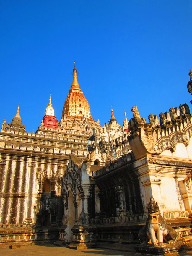 大きな寺院でした。<br />大きな仏像が４体も奉納されているんですから当然かな。