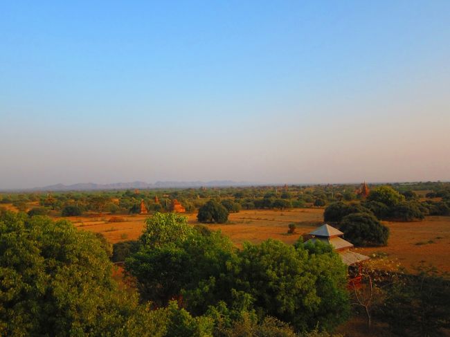 夕日と反対側を見れば、パゴタのオレンジ色のレンガが夕日に映えてとってもきれいでした。<br />マジックアワーを堪能しました。