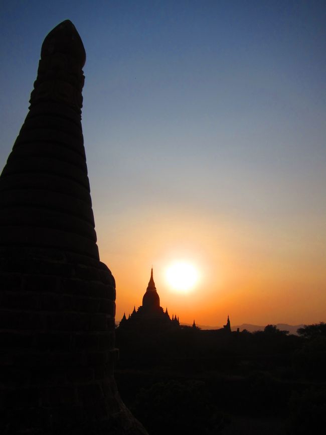 バガンの夕日はオレンジ色になる平原のほうがきれいなようですが、じゃいこちゃんは夕日に映える仏塔側が気に入っちゃいました。<br />のんびり〜のんびり〜☆
