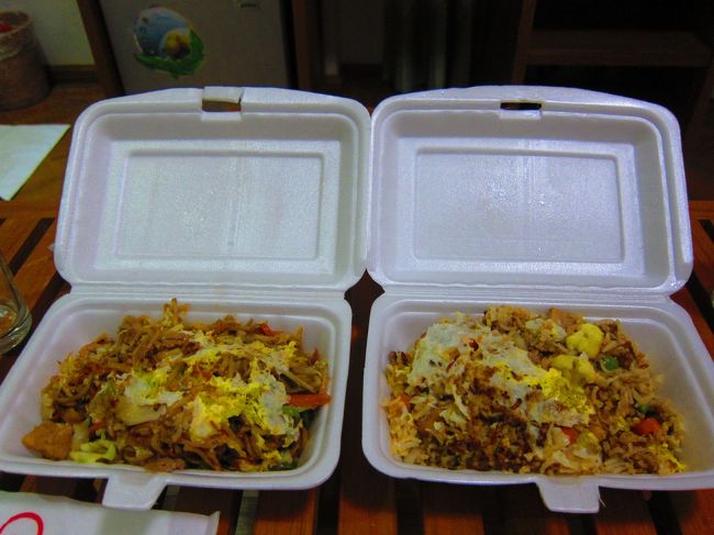 今日の夕ご飯はそこらへんのレストランで買ったフライドライスとフライドヌードル。<br /><br />じゃいこちゃん、この、フライドライスとフライドヌードルさえあれば、世界中どこでも旅に出られます。<br />逆に言うとこの２つがないところは旅が大変になっちゃいます。<br />困ったときのこの料理。<br />とってもおいしかった☆<br />だけど、さすがミャンマー、とっても油が多くて困った。<br /><br />今日の旅行記は本当に観光しまくりました。<br />行動している時間としては少なかったけど、濃厚な時間をすごしました。<br />とっても楽しかったです。<br />明日は・・・何しようかな。<br />まだ決めてないけど、ポッパ山に行きたいな。<br />でも、今日馬車で観光しているときにバイクで観光している欧米人がいっぱいいたのでバイク借りて自分のペースで観光してみたいな。<br />どうしよっかな。<br />また、明日決めればいいかな・・・。<br />明日は明日の風が吹くらしいから・・・。<br /><br />今回のじゃいこちゃんの旅行記はここまで〜☆<br />次回もよろしくね〜。