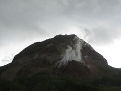 昭和新山

昭和18年(1943)の有珠山噴火により畑が隆起し、わずか2年あまりで生成された山です。