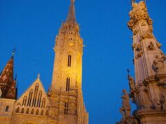 空がステキな色のうちに、漁夫の砦の方へ行ってみよう。

マーチャーシュ教会と三位一体像。無理やり一緒に入れてみたりして・・・。

三位一体広場の中央にある三位一体像は、中世ヨーロッパで猛威を振るったペストの終焉を記念して１８世紀に建てられました。