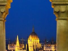 一応、連れ合いのリュックに三脚を入れてきましたが・・・砦から、ドナウ川の方を撮ろうとしたら、砦のバルコニー型の壁（柵）の高さよりも、三脚が低く（目の高さまで伸びるちゃんとした三脚じゃないので・・・）、役に立ちません〜〜〜~>゜)〜〜〜！！！ギャハハ〜〜！結局やっぱり手持ちかい・・・。

でも、ふたりの記念撮影するには三脚がとっても役に立ちました〜〜。