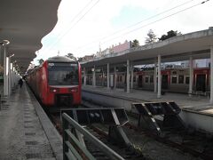 30分ほどでシントラに到着。乗って来たのは右側のホームに止まる列車、左側の赤い列車は元々乗ろうとしていたロシオ駅からのものです。