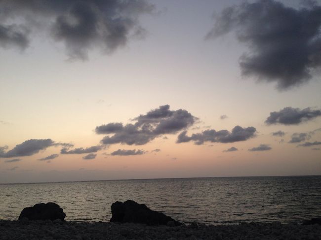 ゲストハウス近くの海岸に<br />散歩に行ってきました。<br /><br />穏やかな海です。