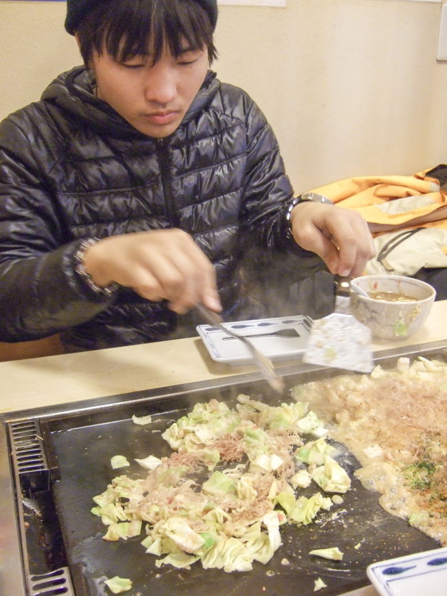 でも門前仲町にはもんじゃ焼きのディナーはありますが、ランチタイムはほとんどのお店が、というかすべてのお店が夜のみの営業には驚きました。