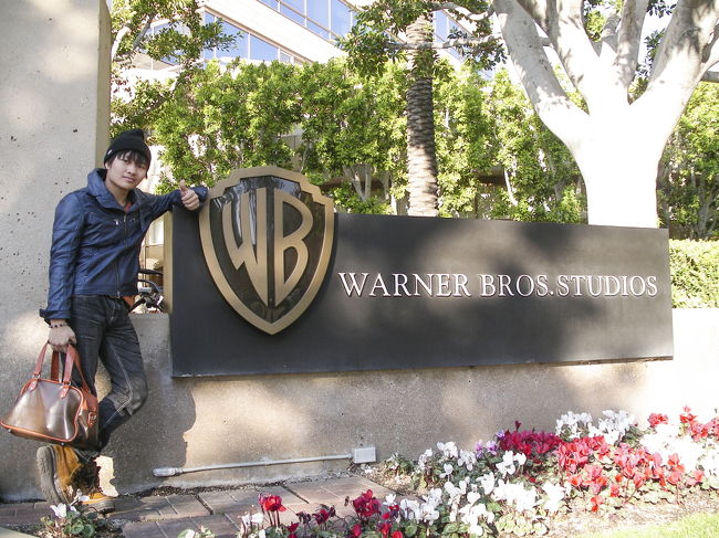 そしていきなりワーナーブラザーズのスタジオツアーへ突入っす！時間ギリギリで到着したので走りました走りました（笑）<br />WBのツアーはオススメできるかと言われると、価格的に４５ドルはどうかなと思います。思い出作りにとなればたとえ100ドルでも価値はあると思いますがビジネス的に割高感は否めません。正直言ってコマーシャル効果を考えると無料でもいいと思います。