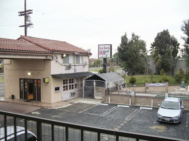 てなことで、入国いきなりWBツアーに参加後ホテルに到着。ところがこのモーテル、L.Aにあるのですが、ブッキングコムやトリップアドバイザーの評判はイマイチ、が、いざ泊まってみるとぜんぜんいけてます＾＾<br />と言うのも、このモーテルのある地区はその昔全米でも１、２位を争う治安の悪かったコンプトンという街の隣なんです（笑）<br />しかし最近ではずいぶんと治安も良くなり、息子が夜中に「喉が渇いた」と言って、歩いて５分くらいのセブンイレブンまでひとりで買い物に行けるくらい改善されています。<br />部屋もまぁまぁだし、なんと言ってもLAXにやや近くで$65は破格でしょう。別にヒルトンと比較しても仕方ないので（笑）コスパ的におすすめです。<br />モーテルは　SEA ROCK INN<br />でも夜中の一人歩き冒険はやめた方がいいですよ、とりあえずアメリカなので（笑）