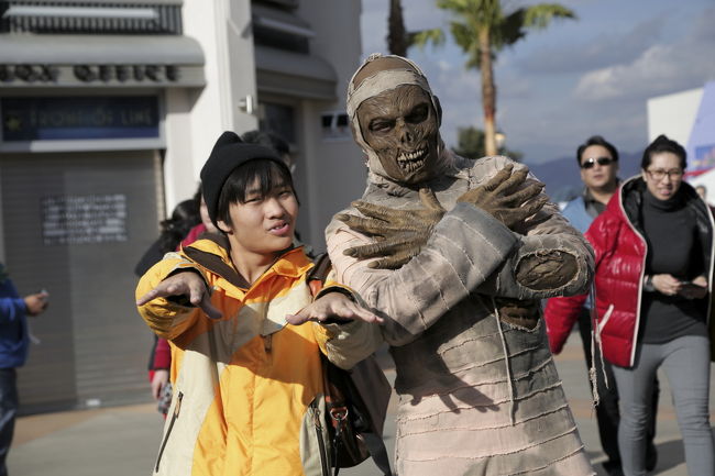 USHの中のパフォーマーにチップは要りません。渡しても構いません。ラスベガスでは渡さなかったら追っかけてきます（笑）