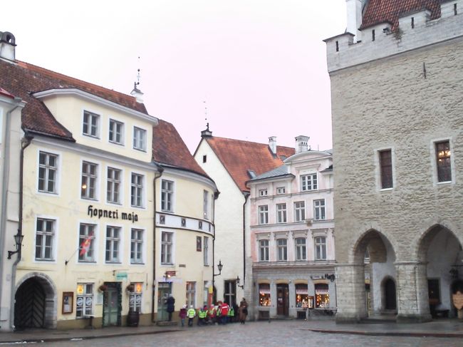 お！先ほどのわんぱくキッズが<br />広場を抜けていきます。<br />猫井戸に驚愕の彼らは無言の行進。