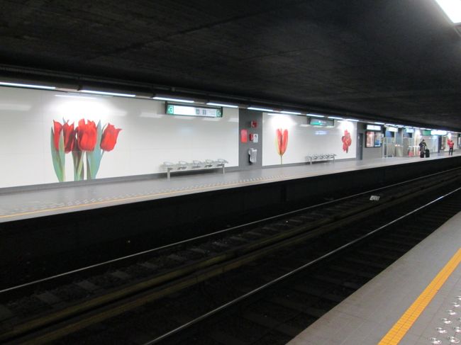ブリュッセル公園からメトロに乗りサント・カトリーヌ駅までやってきました。ホームの壁はチューリップです。