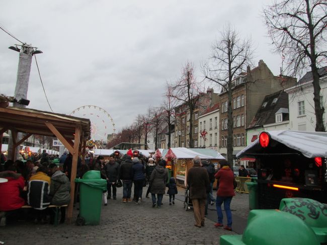 地上に上がるとそこはサント・カトリーヌ広場。クリスマスマーケットの会場です。クリスマスはもうとっくに過ぎていますが、例年1月上旬までこのマーケットは開催されているようです。