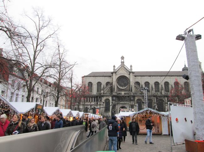 正面奥に見えるのが聖カトリーヌ教会。ここはメトロ駅のエスカレーター付近です。