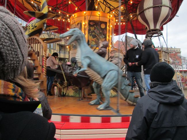 子供たちでにぎわっていましたが、日本の遊園地のメリーゴーランドとは雰囲気が違う。