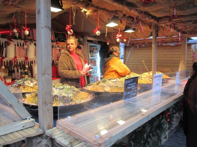正体不明の食べ物を売る屋台。勇気が無くて通り過ぎてしまったけど、今になってちょっと後悔。食べてみればよかった…。